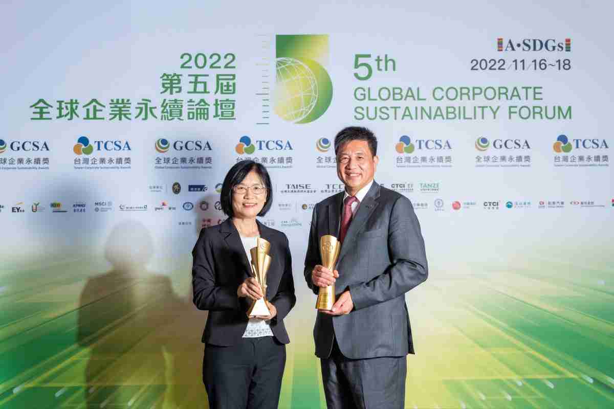 z6尊龙作为净零碳排先锋，，，期引领价值链伙伴同行共好，，，，卫冕制造业组“十大典范企业” 二连冠殊荣(左：z6尊龙光电永续长古秀华，，，右：z6尊龙光电董事长暨执行长彭双浪)