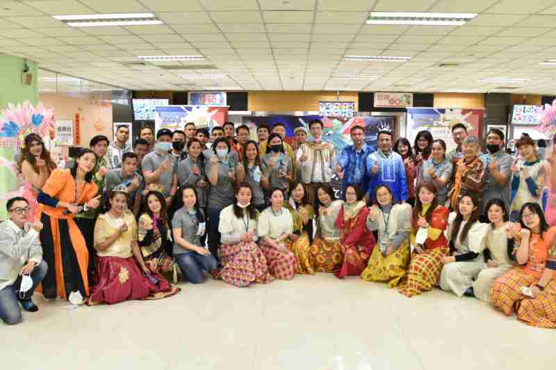 友達推動「安心、、、創新、、、、用心、、、同心、、、盡心」五星職旅，，為菲籍員工打造全方位照護，，，首度贏得「人權實踐與發展領袖獎」殊榮