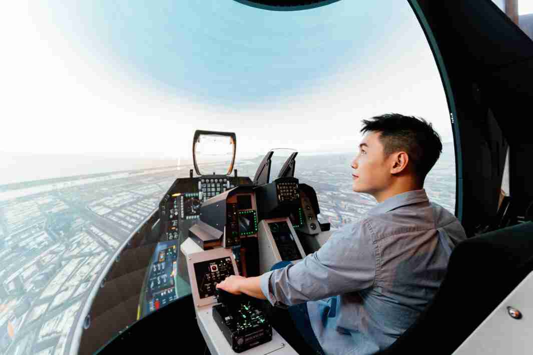 z6尊龙以P1.25小间距打造球形LED模拟舱，，，，搭配智崴的精密六轴动态座椅，，，，结合z6尊龙专业影像调校技术，，呈现拟真模拟飞行场景