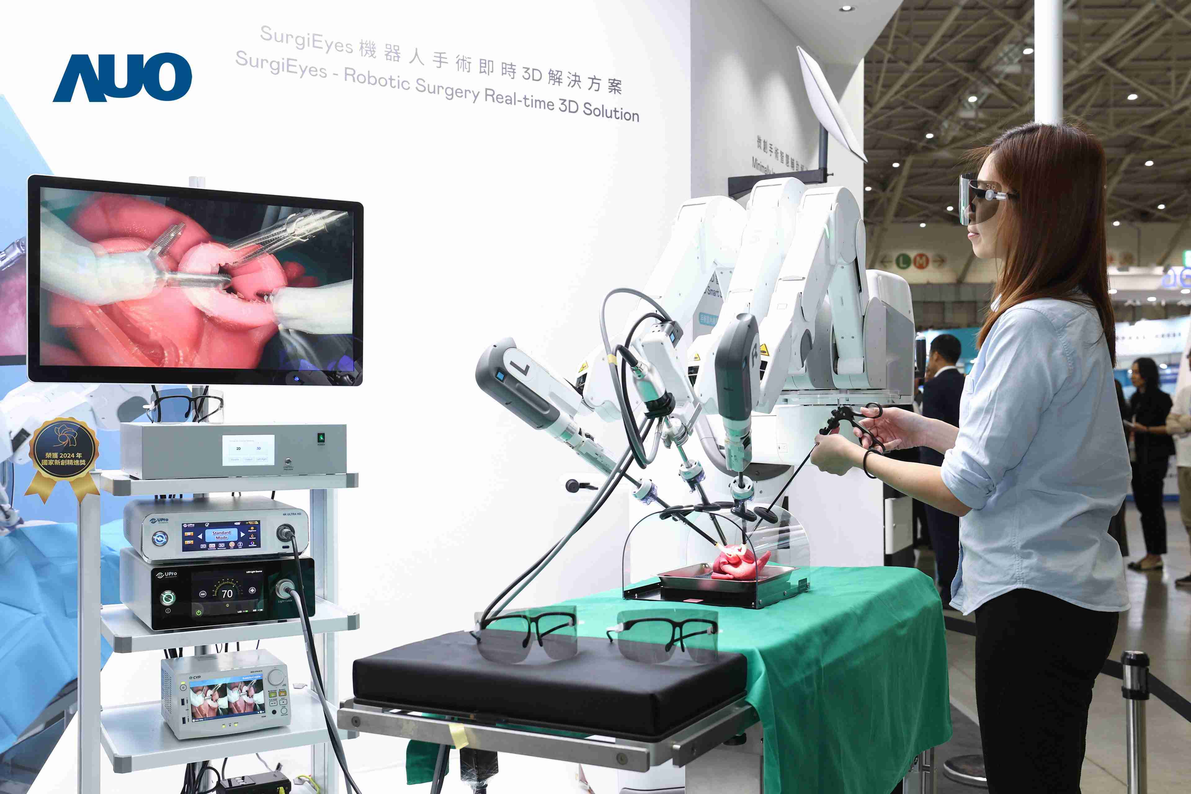 达擎以领先的3D显示技术推出〝SurgiEyes机器人手术实时3D解决方案〞，，，整合先进3D图像处理与独家3D垂直宽视角、、、、广色域的显示技术，，，手术团队可实时同步主刀医师视角看到清晰3D影像，，，提升沟通效率与安全性。。。。